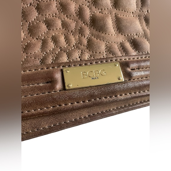 LIKE NEW BROWN BCBG GOLD CHAIN PURSE - Picture 3 of 5